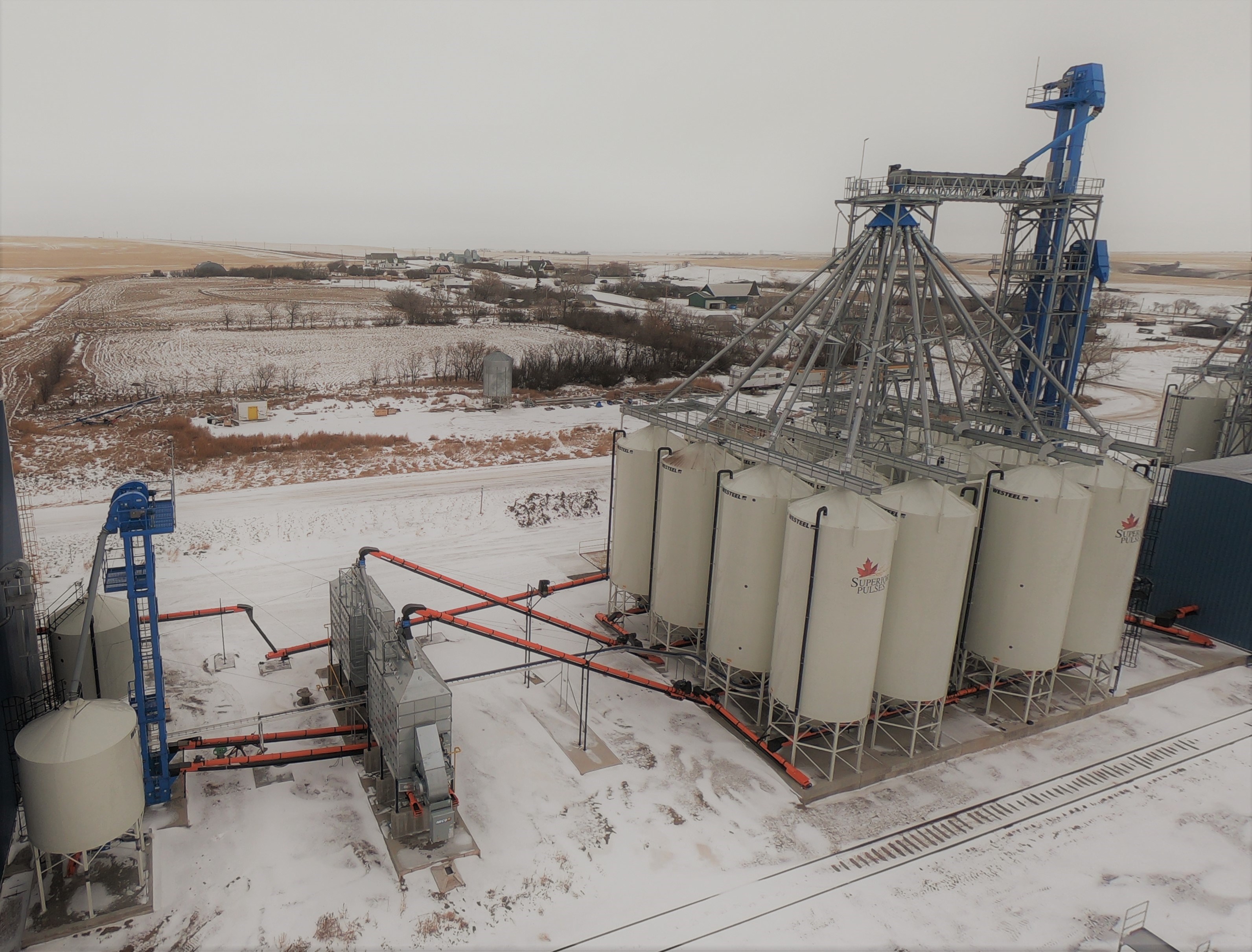Planta de semillas en Verwood, Saskatchewan, con transportadoras y depósitos inferiores Batco, depósitos de paredes lisas Westeel, secadoras de grano de flujo mixto NECO, elevadores de cangilones VIS y distribuidores VIS Image
